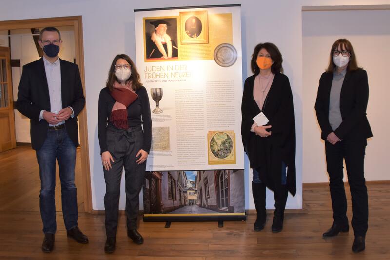 B&uuml;rgermeister Dr. Maximilian Ingenthron, Miriam Erb von der st&auml;dtischen Kulturabteilung, Anke Sprenger vom Institut f&uuml;r geschichtliche Landeskunde und Stadtarchivarin Christine Kohl-Langer (v.l.n.r.) bei der Er&ouml;ffnung der Ausstellung &raquo;1700 Jahre j&uuml;disches