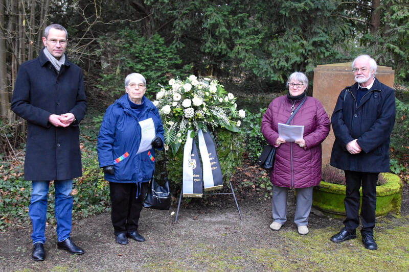 B&uuml;rgermeister Dr. Maximilian Ingenthron, Elisabeth Morawietz und Sigrid Weyers vom Verein f&uuml;r Volksbildung und Jugendpflege sowie Prof. Dr. Wolfgang Pauly von der Gesellschaft f&uuml;r christlich-j&uuml;dische Zusammenarbeit bei der Gedenkveranstaltung auf dem Land
