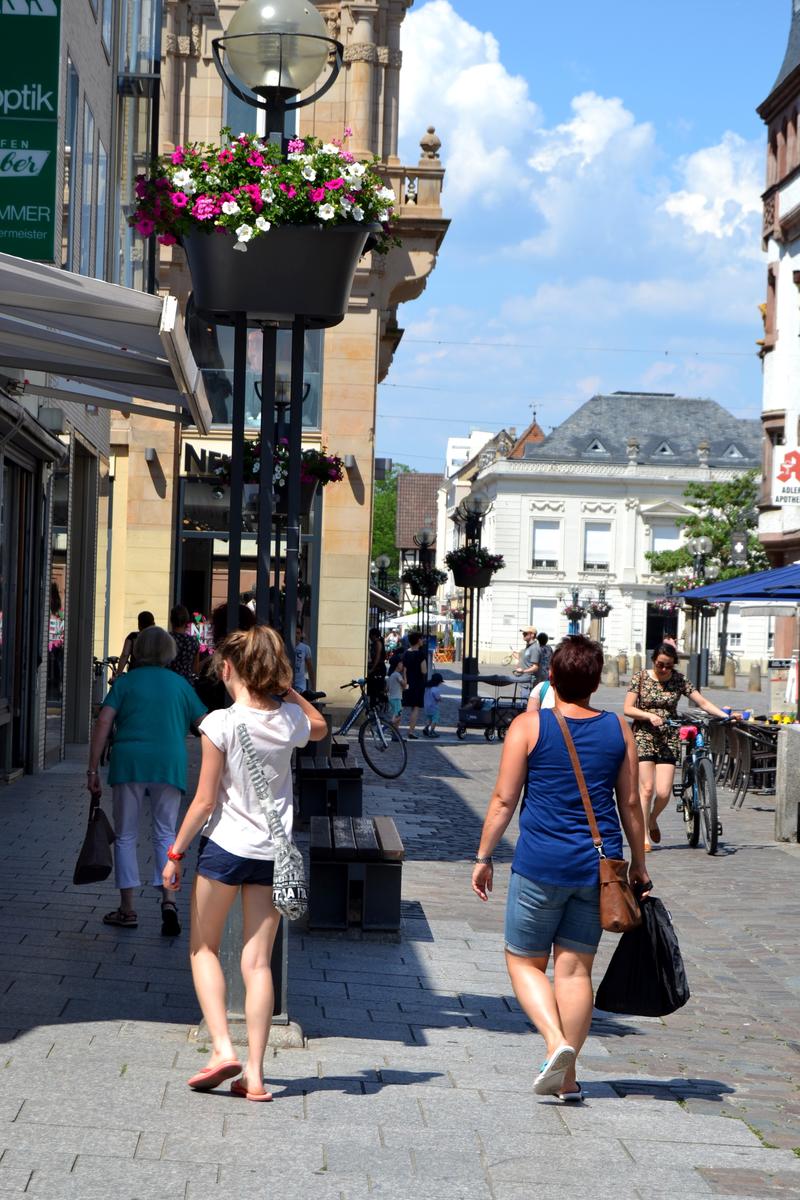 Landau ist heute ein attraktiver und lebendiger Einkaufsort. Um das auch in Zukunft sicherstellen zu k&ouml;nnen, pr&uuml;ft die Stadt regelm&auml;&szlig;ig die Entwicklung des &ouml;rtlichen Einzelhandels und achtet auf m&ouml;gliche Steuerungsbedarfe. So wird sie in diesem und dem ko