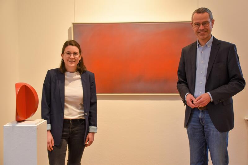 Kulturdezernent Dr. Maximilian Ingenthron und Miriam Erb, Mitarbeiterin der st&auml;dtischen Kulturabteilung, freuen sich auf viele Besucherinnen und Besucher der Ausstellung &raquo;weniger&laquo;. 