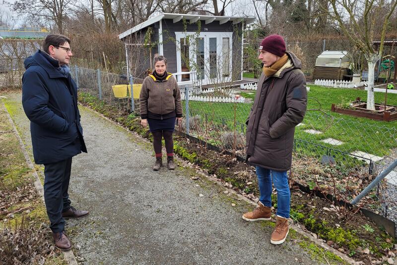 OB Thomas Hirsch (l.) beim Vor-Ort-Austausch mit Heidemarie Komor und Maximilian Arnold, den neuen Vorsitzenden des Kleingartenvereins &raquo;Am Ebenberg&laquo;. 