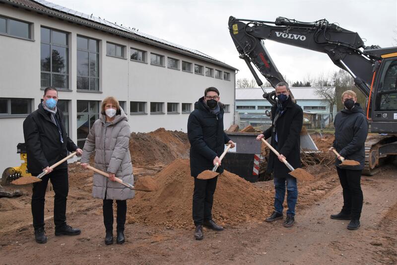GML-Werkleiter Michael G&ouml;tz, Schulleiterin B&auml;rbel Schwenk-Kories, OB Thomas Hirsch, Schuldezernent Dr. Maximilian Ingenthron und GML-Dezernent Lukas Hartmann (v.l.n.r.) beim Spatenstich f&uuml;r den Anbau der Grundschule Wollmesheimer H&ouml;he. 
