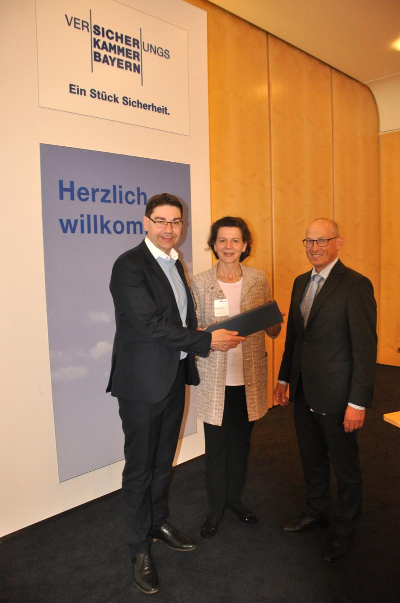 In M&uuml;nchen wurde die Delegation aus Landau in den R&auml;umlichkeiten der Versicherungskammer Bayern zum kommunalen Austausch empfangen. Oberb&uuml;rgermeister Thomas Hirsch (l.) bedankte sich mit einer Flasche Pf&auml;lzer Wein bei Vorstandsmitglied Barbara Schick und 