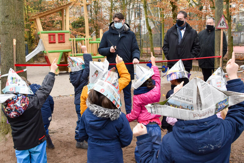 #immerwaslosinLD - auch beim Ausbau von Kita-Pl&auml;tzen. Hier exemplarisch OB Thomas Hirsch, GML-Werkleiter Michael G&ouml;tz und Jugendamtsleiter Claus Eisenstein (v.l.n.r.) mit den Kindern der Kita Stadtpiraten in Tr&auml;gerschaft einer st&auml;dtischen Tochtergesellsch