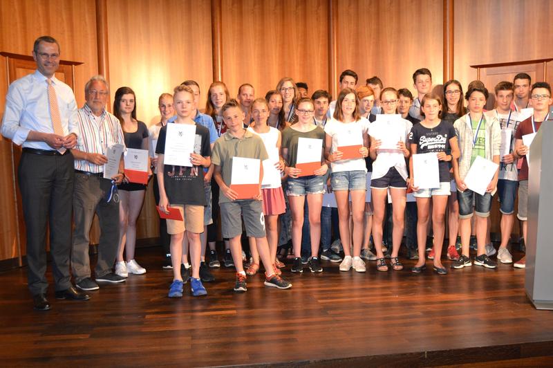Im Kleinen Saal der Festhalle &uuml;berreichte B&uuml;rgermeister und Sportdezernent Dr. Maximilian Ingenthron die Stadtsporturkunden f&uuml;r das Jahr 2016 an Landauer Sportlerinnen und Sportler, die im zur&uuml;ckliegenden Jahr herausragende Leistungen erbracht haben. 