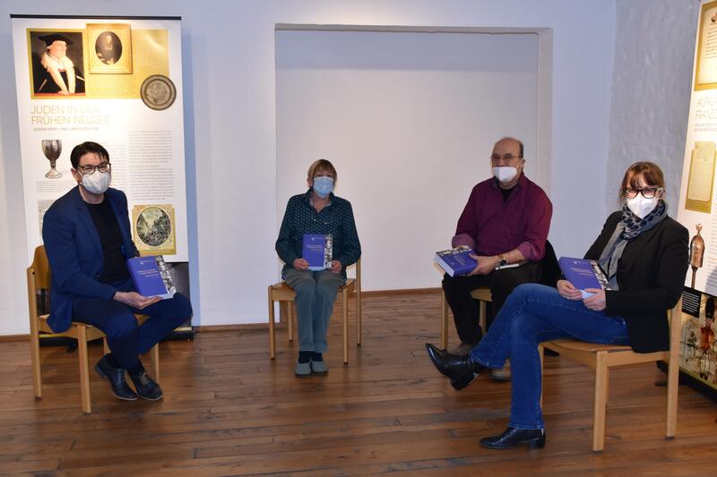 Hoffen auf viele interessierte Leserinnen und Leser: OB Thomas Hirsch (v.l.n.r.), Autorin Dr. Marie-Luise Kreuter, ihr Ehemann Rolf Peter Schwiedrzik-Kreuter und Stadtarchivarin Christine Kohl-Langer. 