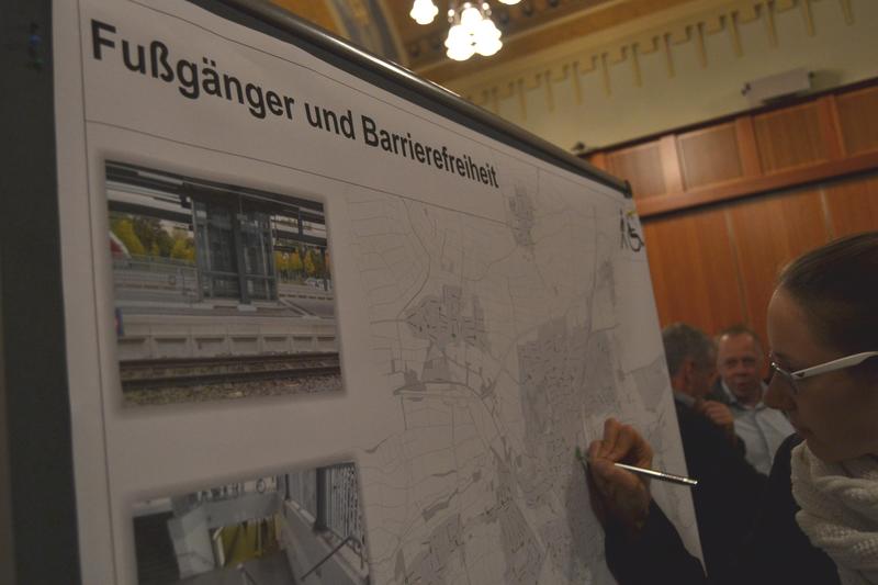 Teil des Prozesses zur Erstellung eines Integrierten Mobilit&auml;tskonzepts f&uuml;r die Stadt Landau ist die intensive Beteiligung der B&uuml;rgerinnen und B&uuml;rger - hier bei der Auftaktveranstaltung in der Festhalle.