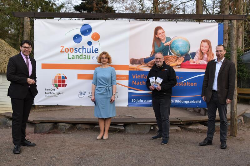 OB Thomas Hirsch, die Gr&uuml;nderin und Leiterin der Landauer Zooschule, Dr. Gudrun Hollstein, Zoodirektor Dr. Jens-Ove Heckel und Zoodezernent Alexander Grassmann (v.l.n.r.) bei der Vorstellung des Jubil&auml;umsprogramms der Zooschule. 