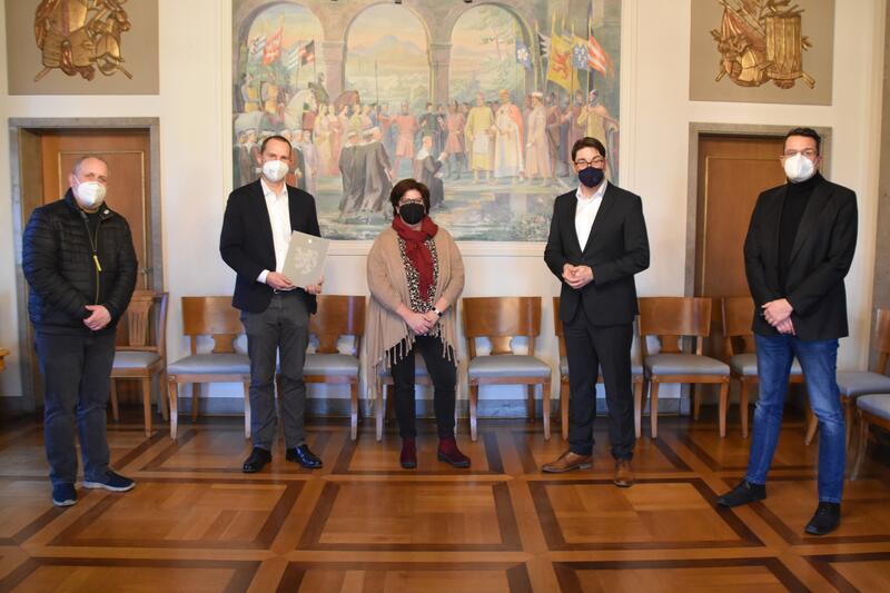Zoodirektor Dr. Jens-Ove Heckel, der scheidende Beigeordnete Alexander Grassmann, dessen Mitarbeiterin Stefanie Bertges, OB Thomas Hirsch und Tourismusgesch&auml;ftsf&uuml;hrer Bernd Wichmann (v.l.n.r.) bei Grassmanns Verabschiedung im Rathaus.