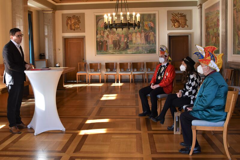 Trostpflaster f&uuml;r die Landauer Karnevalsvereine: OB Hirsch (v.l.n.r.) &uuml;berreichte jeweils 333 Euro aus Mitteln der Sparkassenstiftung S&uuml;dliche Weinstra&szlig;e an Tobias Paul vom LCC, Carolin Hockenbrink vom KGV und Michael Volk vom LCV. 