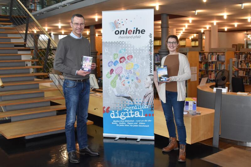 Hauptsache lesen: B&uuml;rgermeister Dr. Maximilian Ingenthron und Bibliotheksleiterin Miriam J&ouml;st freuen sich &uuml;ber jedes in der Stadtbibliothek ausgeliehene Buch - sei es digital oder in gedruckter Form.