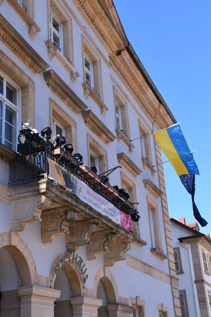 Als Zeichen der Solidarit&auml;t weht die ukrainische Flagge am Landauer Rathaus.