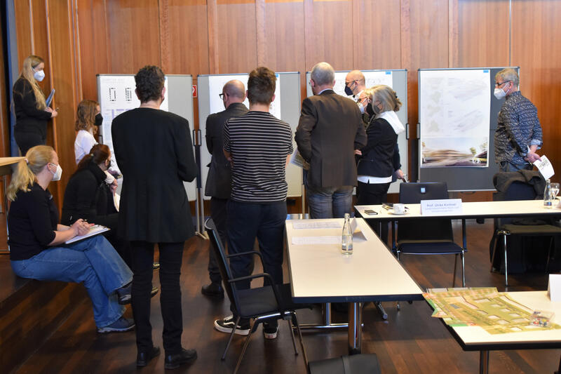 Im kleinen Saal der Landauer Jugendstil-Festhalle trat jetzt die Fachjury zur Vergabe der letzten Baufelder im Wohnpark am Ebenberg zusammen. 
