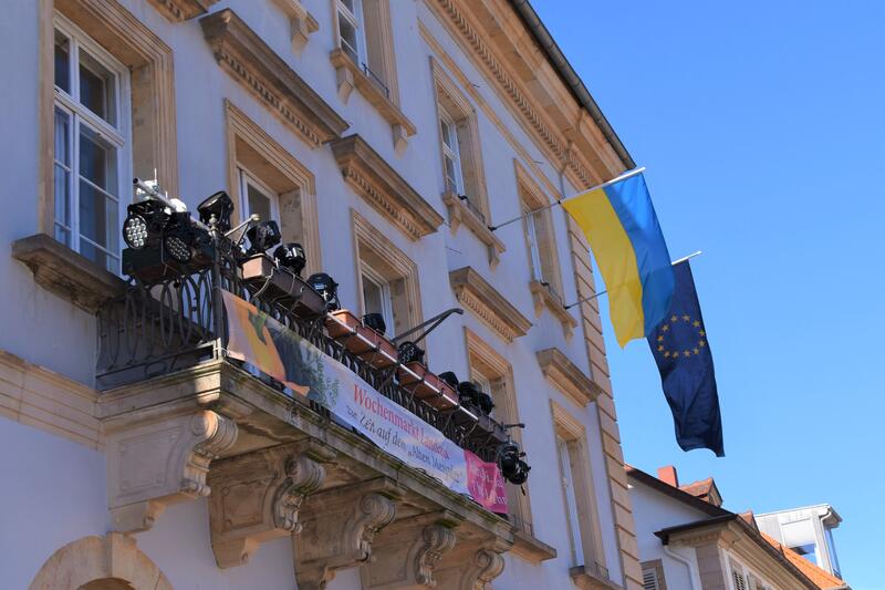 Als Zeichen der Solidarit&auml;t weht am Landauer Rathaus weiter die ukrainische Flagge. 