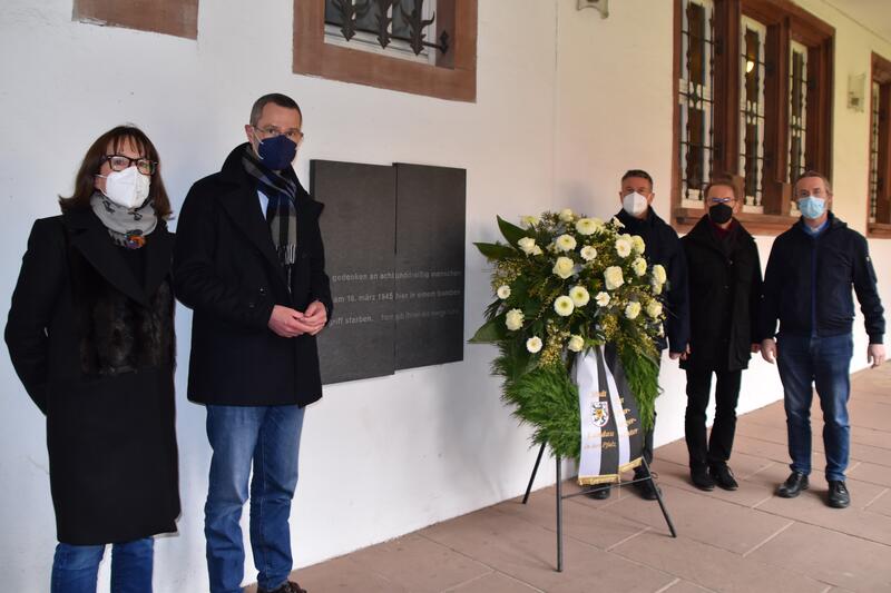 Gemeinsam bei der Kranzniederlegung an der Gedenktafel im Kreuzgang der Pfarrei Heilig Kreuz: Stadtarchivarin Christine Kohl-Langer, B&uuml;rgermeister Dr. Maximilian Ingenthron, die Dekane Axel Brecht und Volker Janke sowie Pfarrer Karsten Geeck (v.l.n.r.). 