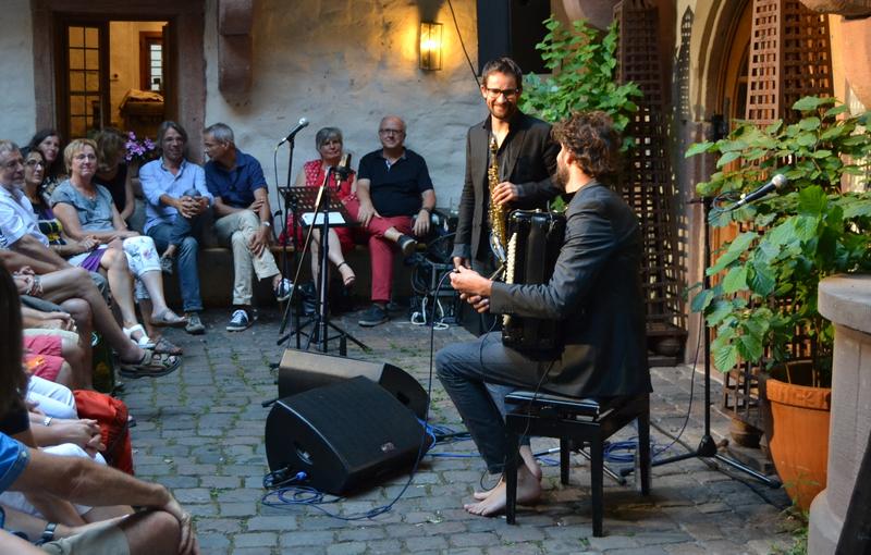 Bereits seit 27 Jahren lockt die &raquo;Kleine Montagsreihe&laquo; im Sommer zahlreiche Besucherinnen und Besucher in den Innenhof des Frank-Loebschen-Hauses.