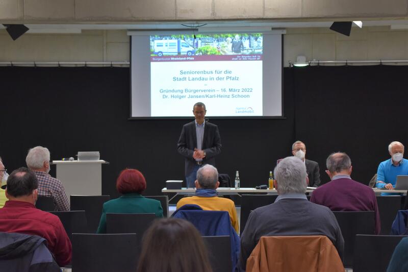 B&uuml;rgermeister Dr. Maximilian Ingenthron bei der Gr&uuml;ndungsversammlung des Tr&auml;gervereins f&uuml;r das Seniorenbus-Projekt. 