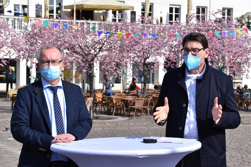 OB Thomas Hirsch (r.) und der neue Tourismusdezernent Jochen Silbernagel beim Pressegespr&auml;ch zu den nahenden Veranstaltungen. (