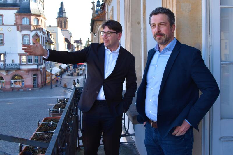OB Thomas Hirsch und der neue Pfalz.Touristik-Gesch&auml;ftsf&uuml;hrer Tobias Kauf tauschten sich jetzt u.a. &uuml;ber die aktuellen Herausforderungen der Tourismusbranche in Zeiten von Corona aus. 