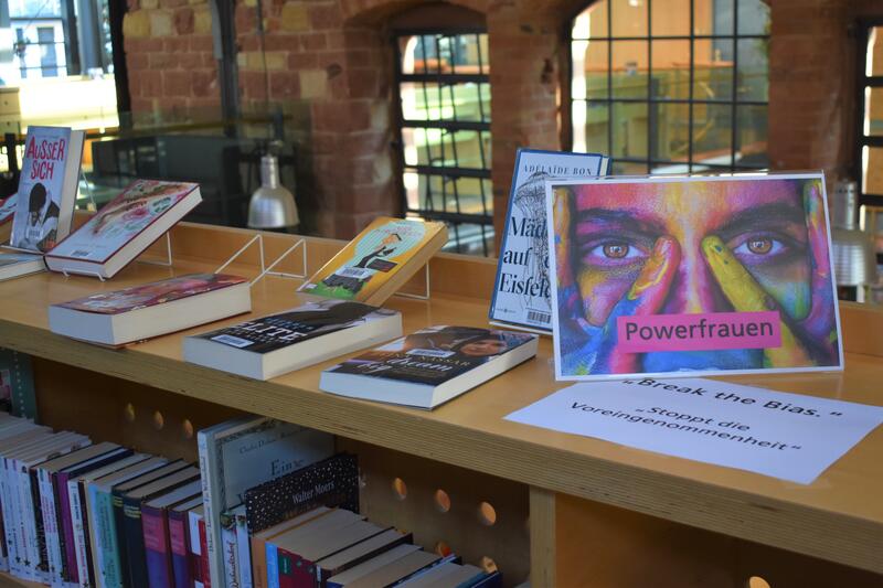 &raquo;Break the Bias&laquo;: Die Stadtbibliothek Landau setzt in ihrer Buchausstellung den Fokus auf Ver&ouml;ffentlichungen zu Powerfrauen. 