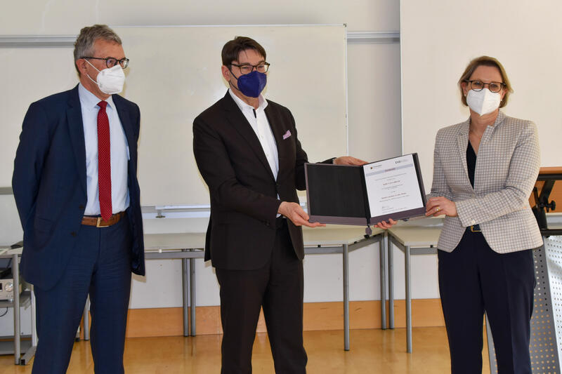 ISB-Vorstandssprecher Ulrich Dexheimer und Bildungsministerin Dr. Stefanie Hubig &uuml;berreichen den F&ouml;rderbescheid &uuml;ber 1,5 Millionen Euro an Oberb&uuml;rgermeister Thomas Hirsch. 