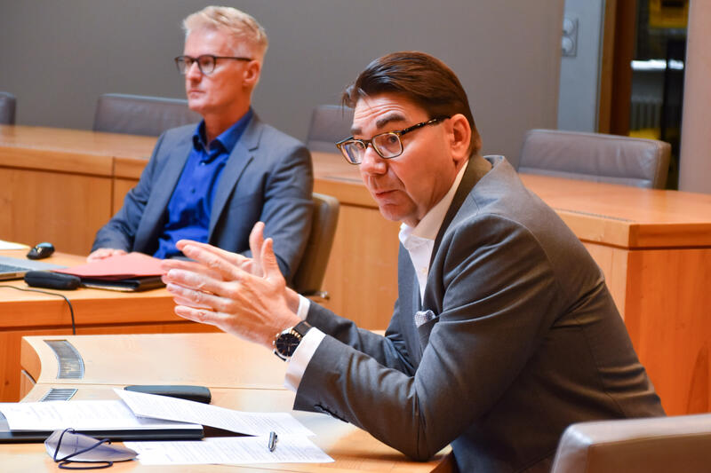 Der 2022er Haushalt und die dazugeh&ouml;rige Genehmigung der ADD bereiten OB Thomas Hirsch (vorne) und dem Leiter der st&auml;dtischen Finanzverwaltung Martin Messemer Sorgen. 
