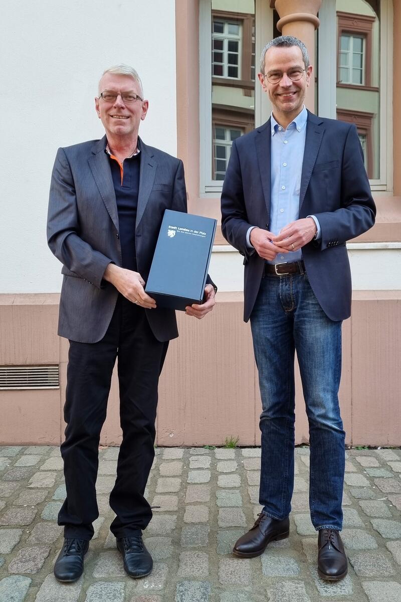B&uuml;rgermeister Dr. Maximilian Ingenthron (r.) gratuliert Andreas Boltz zu dessen neuem Amt als Vorsitzender des Kommunalen Beirats f&uuml;r die Teilhabe von Menschen mit Behinderungen in Landau. 