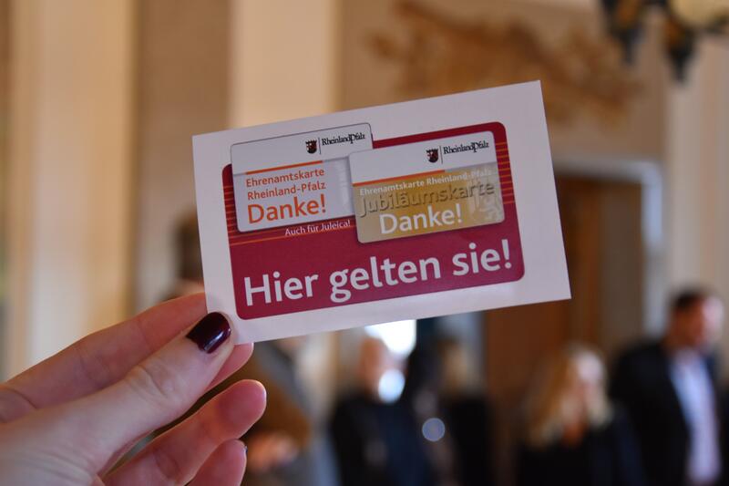 Die Ehrenamtskarte und die Jubil&auml;umskarte belohnen beide besonderes ehrenamtliches Engagement. 