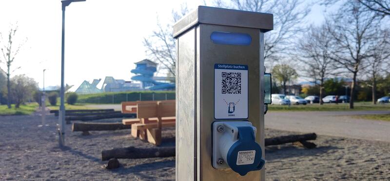 Pr&auml;sentiert sich in neuer Optik: der Wohnmobilstellplatz am Freizeitbad LA OLA in Landau. 