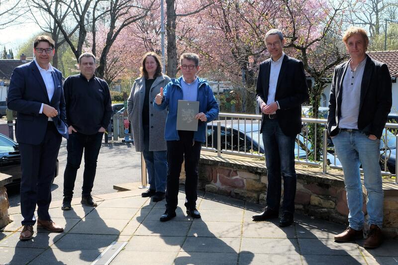 Oberb&uuml;rgermeister Thomas Hirsch, Norman Krau&szlig;, Yvonne Peter-K&ouml;llmer, Preistr&auml;ger Peter Damm, B&uuml;rgermeister Dr. Maximilian Ingenthron und Sven Kaemper (v.l.n.r.) bei der Verleihung des Kunst- und Kulturpreises der Dr. Feldbausch-Stiftung. 