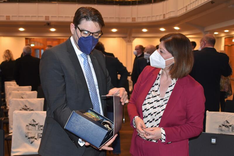 Innenstaatssekret&auml;rin Nicole Steinga&szlig; und OB Thomas Hirsch bei der Feierstunde anl&auml;sslich des Jubil&auml;ums der Eingemeindung der Landauer Stadtd&ouml;rfer.