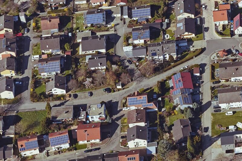 Wer wissen m&ouml;chte, ob das eigene Dach f&uuml;r eine Photovoltaik- oder Solarthermieanlage geeignet ist, kann das im rheinland-pf&auml;lzischen Solarkataster online unter www.solarkataster.rlp.de herausfinden. 