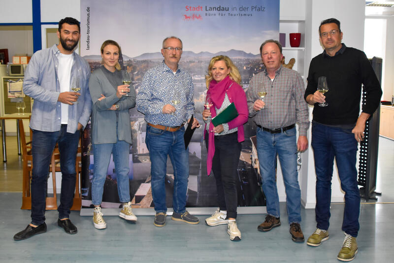 Das Jurorenteam der Landauer Stadtweinprobe gemeinsam mit BfT-Chef Bernd Wichmann: Stefan Scherrer, Natalie Lumpp, Jochen Silbernagel, Christine Ludt und Emrah Isitmen (v.r.n.l.).  