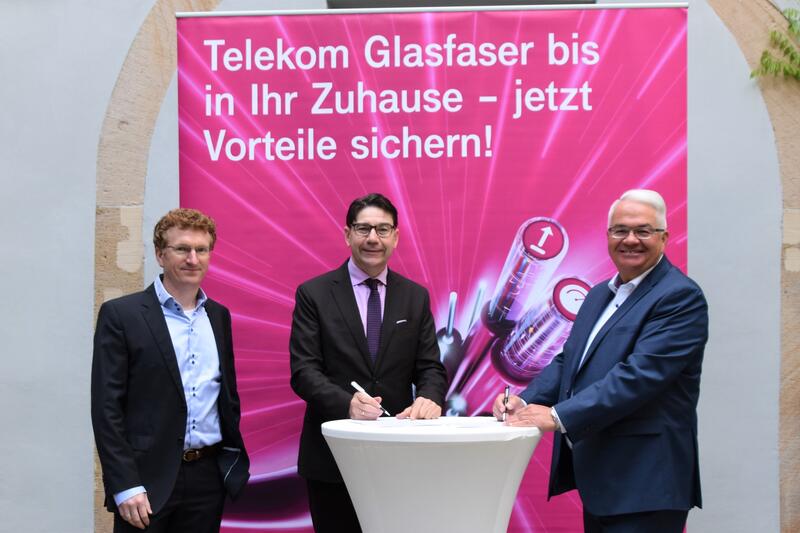 Jetzt kann es losgehen: Landaus Oberb&uuml;rgermeister Thomas Hirsch (Mitte) unterschreibt den Kooperationsvertrag im Beisein von Gerd Sch&auml;fer, Regionalmanager der Telekom (rechts), und Peter Schmid von der Telekom.