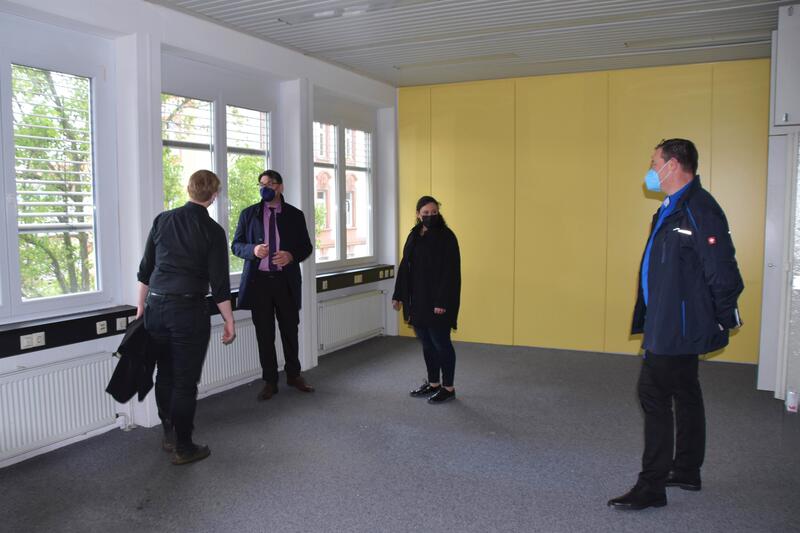 GML-Dezernent Lukas Hartmann, OB Thomas Hirsch, GML-Abteilungsleiterin Katharina Jung und GML-Werkleiter Michael G&ouml;tz (v.l.n.r.) beim Vor-Ort-Termin im fr&uuml;heren PVA-Geb&auml;ude.