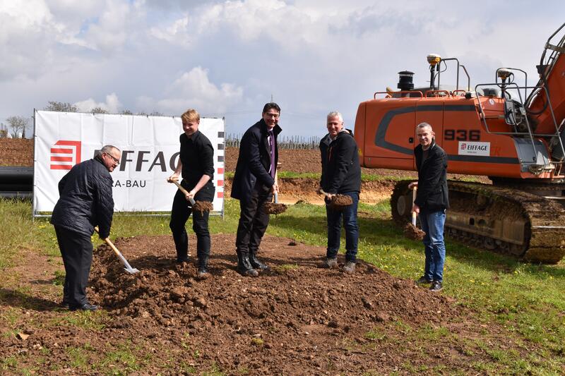 Gemeinsam beim Spatenstich f&uuml;r das Neubaugebiet im Landauer Stadtdorf Godramstein: Wolfgang Kern, ehemaliger Ortsvorsteher, Beigeordneter Lukas Hartmann, Oberb&uuml;rgermeister Thomas Hirsch, Ortsvorsteher Michael Schreiner und B&uuml;rgermeister Dr. Maximilian Ing