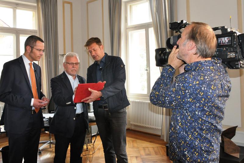 : B&uuml;rgermeister Dr. Maximilian Ingenthron (l.), der fr&uuml;here Stadtarchivar Dr. Michael Martin (2.v.l.) und SWR-Moderator Jens H&uuml;bschen bei der Aufzeichnung der Sendung &raquo;Stadt - Land - Quiz&laquo;. 