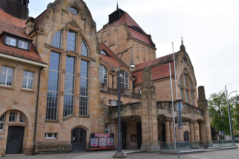 In der historischen Jugendstil-Festhalle in der Mahlastra&szlig;e betreibt die DLRG Landau gemeinsam mit Stadt und Stadtholding eine Corona-Teststation. 