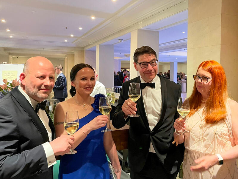 Die S&uuml;dpfalz im Glas: Landaus OB Thomas Hirsch (2.v.r.) mit seiner Frau Maria Eckerle-Hirsch (rechts) und dem Vorsitzenden der Bundespressekonferenz Mathis Feldhoff mit seiner Partnerin an der Weinbar des Bundespresseballs. 