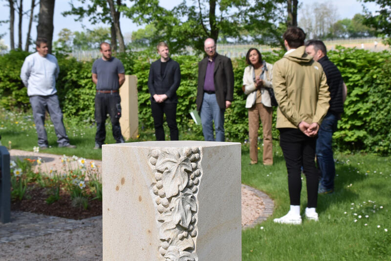 Ortsvorsteherin Dorothea M&uuml;ller mit Beigeordnetem Lukas Hartmann (3.v.l.) und dem st&auml;dtischen Friedhofsverwalter Gerhard Blumer (4.v.l.) bei der offiziellen Einweihung des Bl&uuml;tenhains auf dem M&ouml;rzheimer Friedhof. 