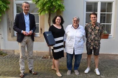 Bild vergr&ouml;&szlig;ern: B&uuml;rgermeister Dr. Maximilian Ingenthron (links) gratuliert den frisch gew&auml;hlten Vorsitzenden des Landauer Kulturbeirats Ilse Berner, Sigrid Weyers und Mathias K&uuml;hn (v.l.n.r.).
