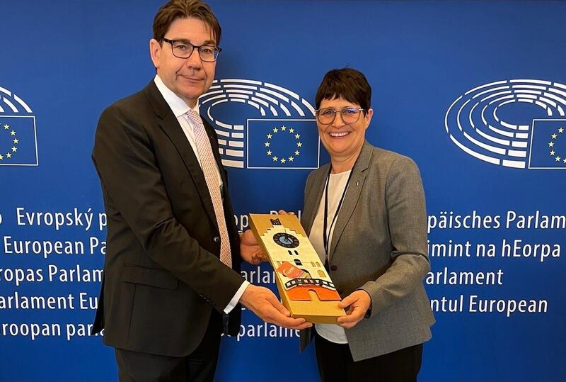 Als Mitbringsel aus der Heimat hat OB Thomas Hirsch der s&uuml;dpf&auml;lzischen Europa-Abgeordneten Christine Schneider f&uuml;r ihr Br&uuml;sseler B&uuml;ro eine &raquo;Kaufhaus -Uhr&laquo; aus dem Landauer Weltladen mitgebracht - aus Altmetall nachhaltig und fair produziert im Rahmen eine