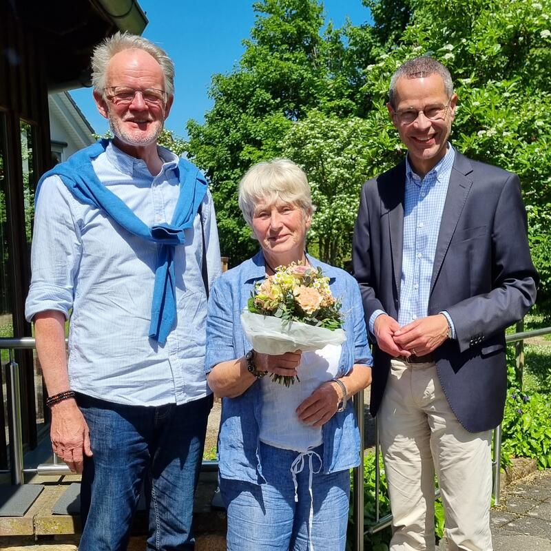 Der fr&uuml;here OB Hans-Dieter Schlimmer (links) und B&uuml;rgermeister Dr. Maximilian Ingenthron gratulieren Erica Risch zum runden Geburtstag.