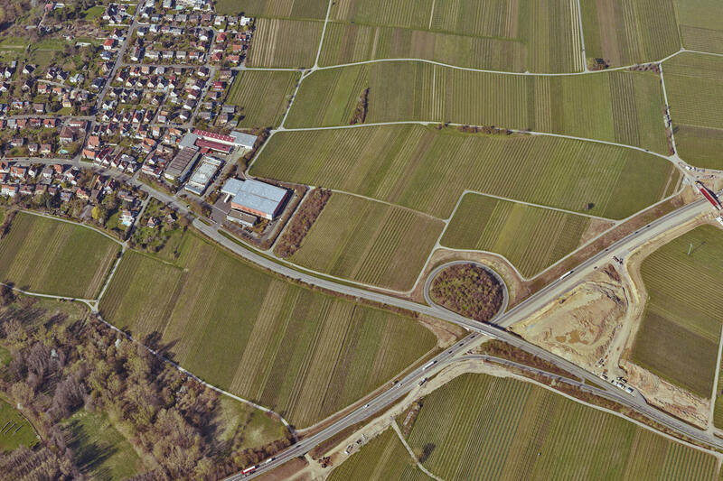 Der B10-Ausbau rund um Landau ist bereits l&auml;nger in vollem Gange - hier eine Luftaufnahme aus dem Herbst 2020. 