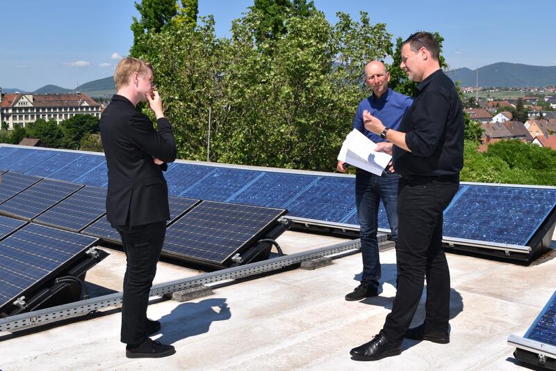 GML-Dezernent Lukas Hartmann, der st&auml;dtische Energieberater Axel Kasprzyk und GML-Werkleiter Michael G&ouml;tz (v.l.n.r.) beim Vor-Ort-Termin auf dem Dach des Eduard-Spranger-Gymnasiums - hier befindet sich eine der allerersten Landauer Photovoltaik-Anlagen. 