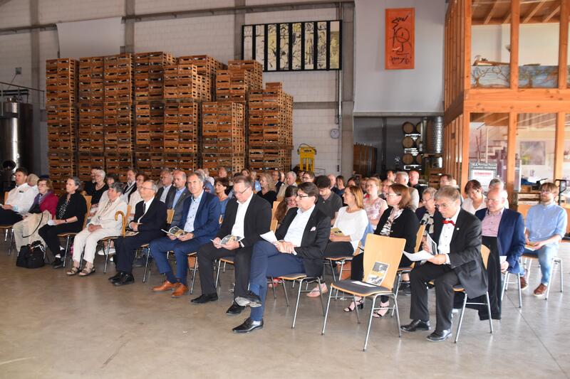 Der Festakt zum 100. Geburtstag des Landauer Komponisten Richard Rudolf Klein fand im Aussiedlerhof des Weinguts Klaus Rummel im Stadtdorf Nu&szlig;dorf statt. 