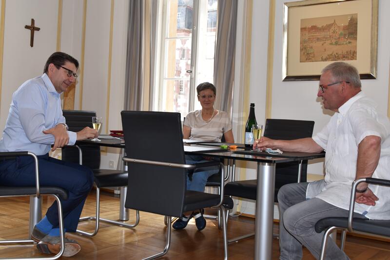 Gemeinsam mit der st&auml;dtischen Hauptamtsleiterin Christine Baumstark empfing Oberb&uuml;rgermeister Thomas Hirsch (l.) den langj&auml;hrigen BfT-Chef  Franz M&uuml;ller jetzt zum Abschiedsplausch im Landauer Rathaus.