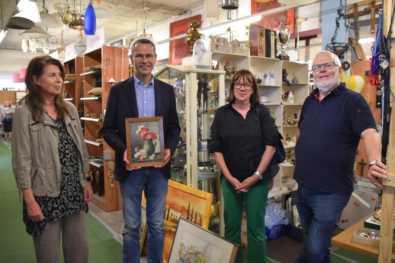 Dorothea Kischkel, die Vorsitzende des Freundeskreises Ruhango-Kigoma, B&uuml;rgermeister Dr. Maximilian Ingenthron, Stadtarchivarin Christine Kohl-Langer und Dietmar Wenzel, ehrenamtlicher Helfer im Ruhango-Markt, bei der &Uuml;bergabe des Loebschen Stilllebens. 
