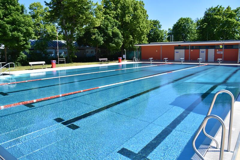 Perfekt f&uuml;r eine Abk&uuml;hlung jetzt im Fr&uuml;hsommer: das Freibad am Prie&szlig;nitzweg in Landau.