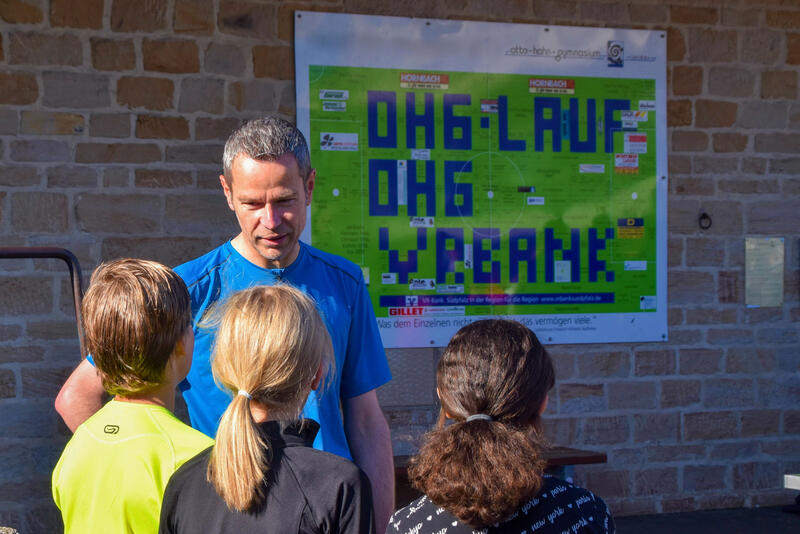 Vor dem Start: B&uuml;rgermeister Dr. Maximilian Ingenthron im Gespr&auml;ch mit Sch&uuml;lerinnen und Sch&uuml;lern des Otto-Hahn-Gymnasiums. 